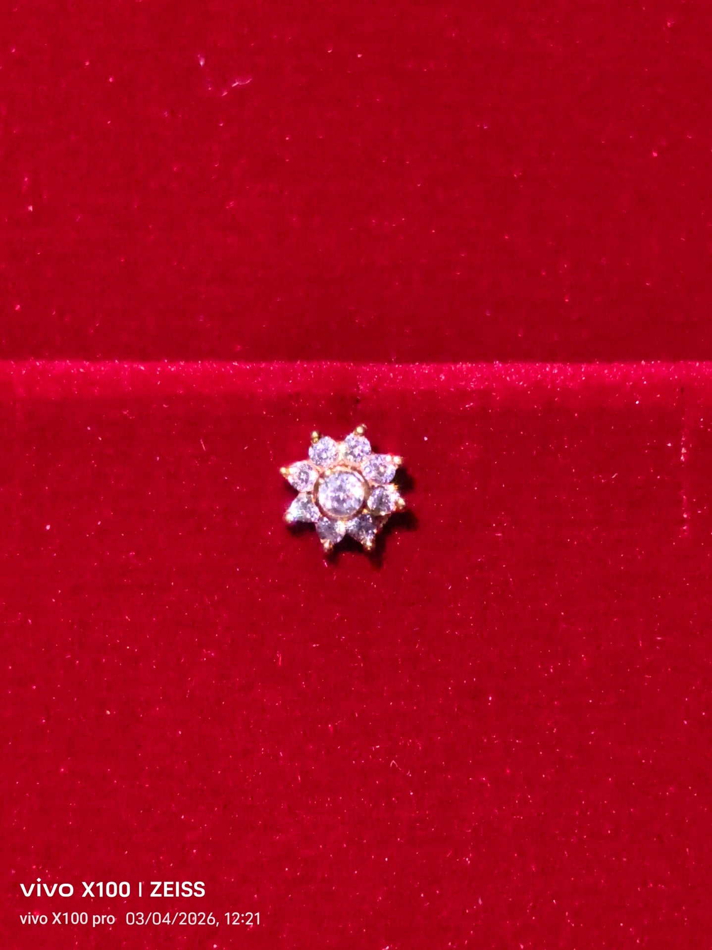 Sparkling Sunburst wire Nose Pin