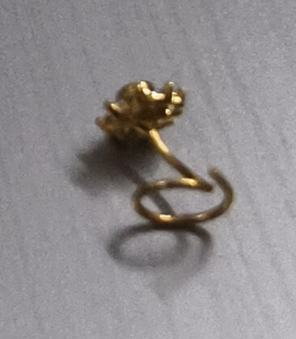 Sparkling Sunburst wire Nose Pin